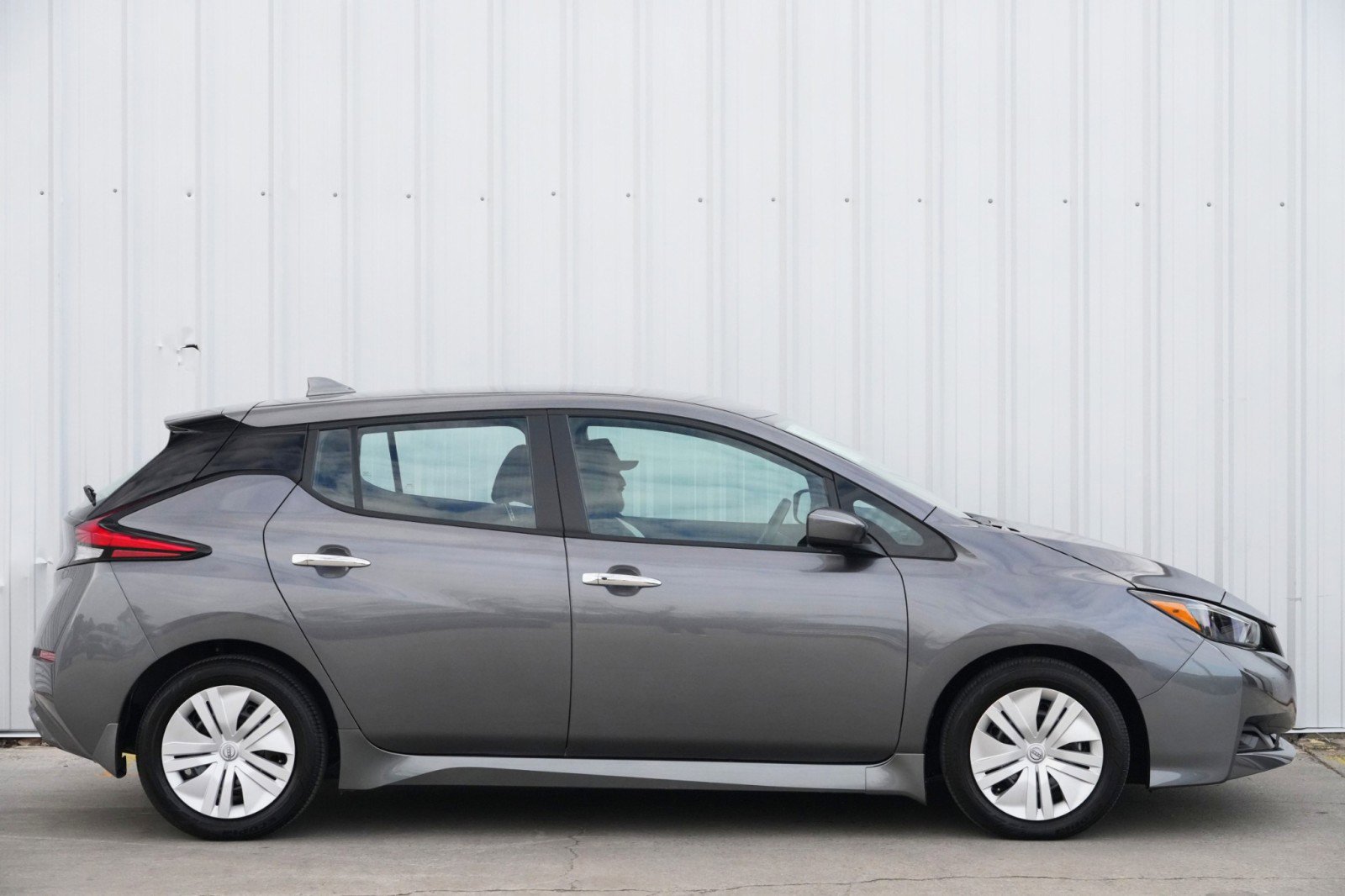 Used 2025 Nissan Leaf S image 44