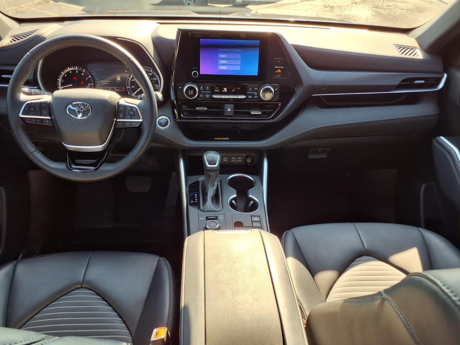 Used 2024 Toyota Highlander LE AWD/4WD image 12