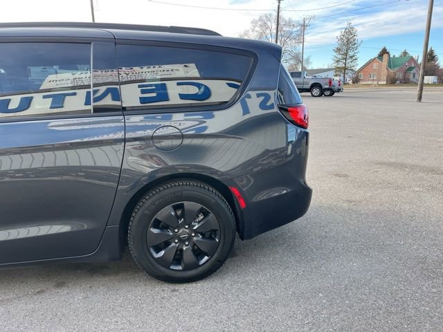 Used 2020 Chrysler Pacifica Touring-L w/ S Appearance Package FWD image 12