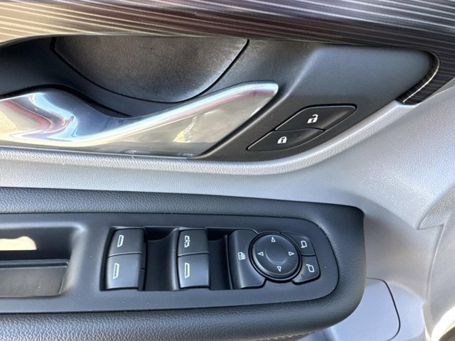 Used 2024 GMC Terrain SLE image 8