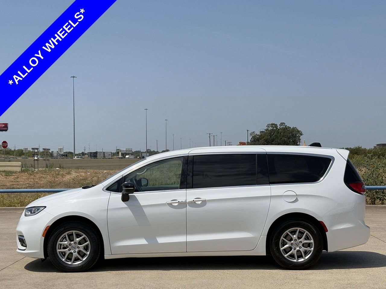 Used 2024 Chrysler Pacifica Touring-L FWD image 3