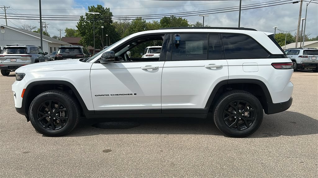 Used 2025 Jeep Grand Cherokee Altitude AWD/4WD image 4