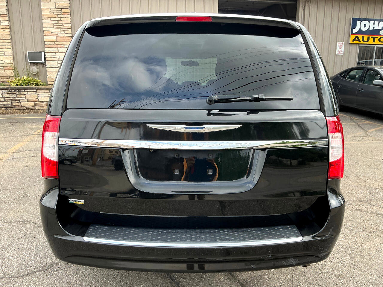 Used 2016 Chrysler Town & Country Touring image 4