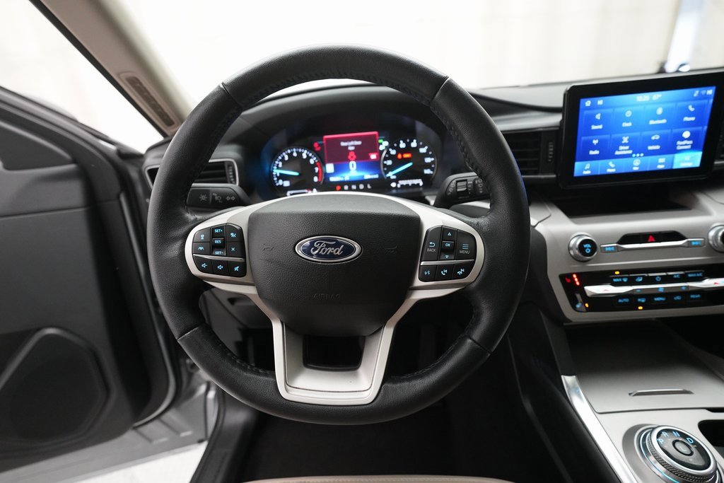 Used 2023 Ford Explorer XLT w/ Equipment Group 202A image 4