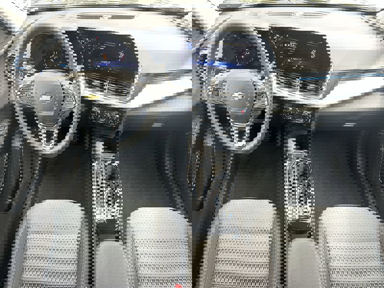 Used 2025 Chevrolet Trax LT w/ LT Convenience Package image 18