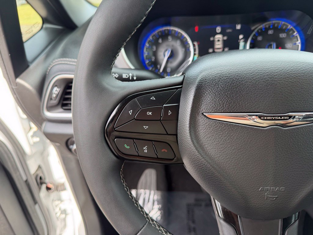 Used 2025 Chrysler Pacifica Limited FWD image 17