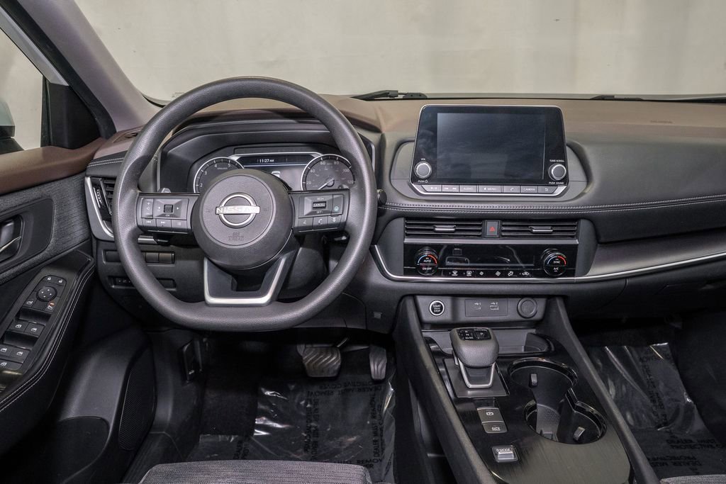 Used 2023 Nissan Rogue SV image 2