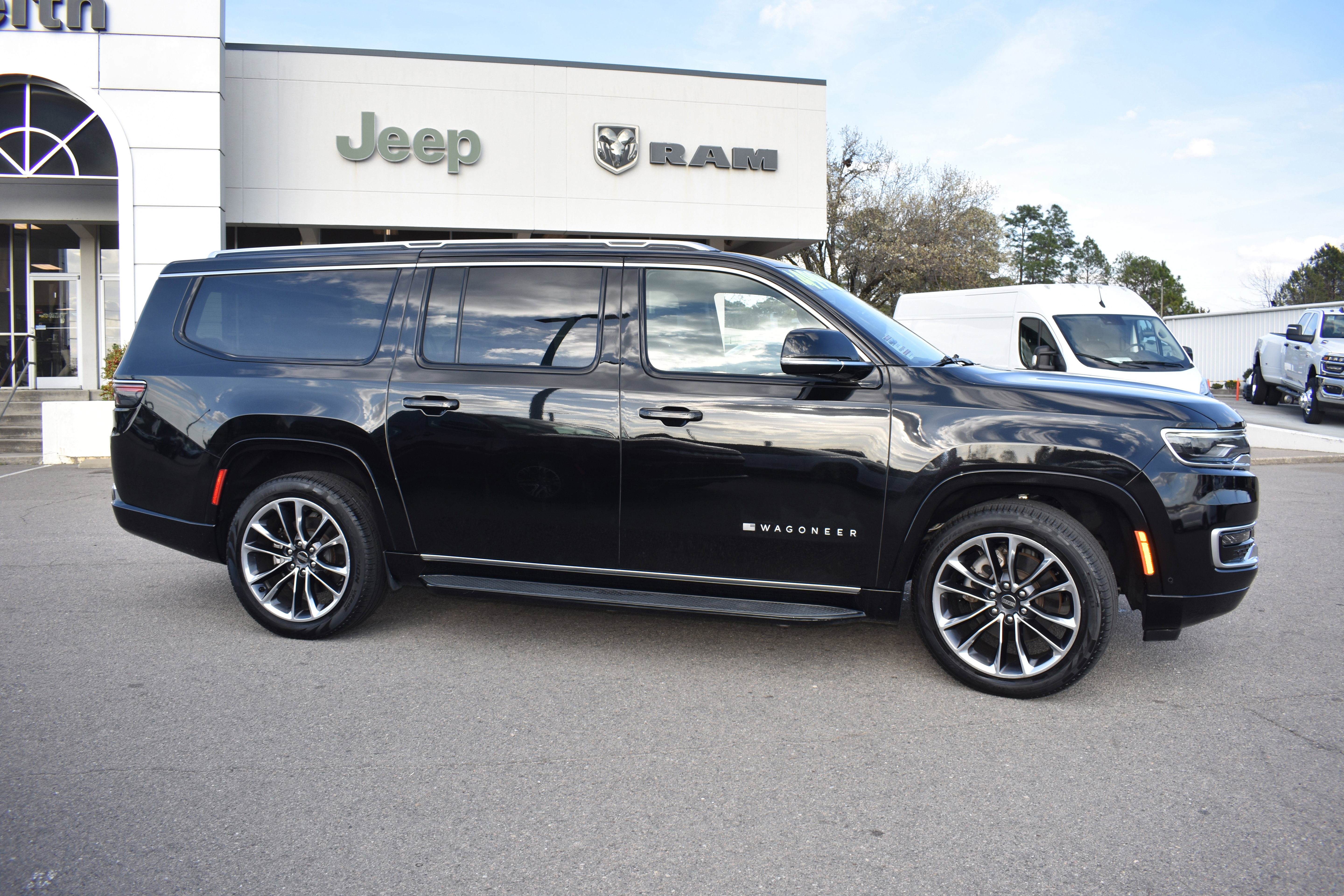 Used 2024 Jeep Wagoneer L Series II w/ Premium Group I image 10