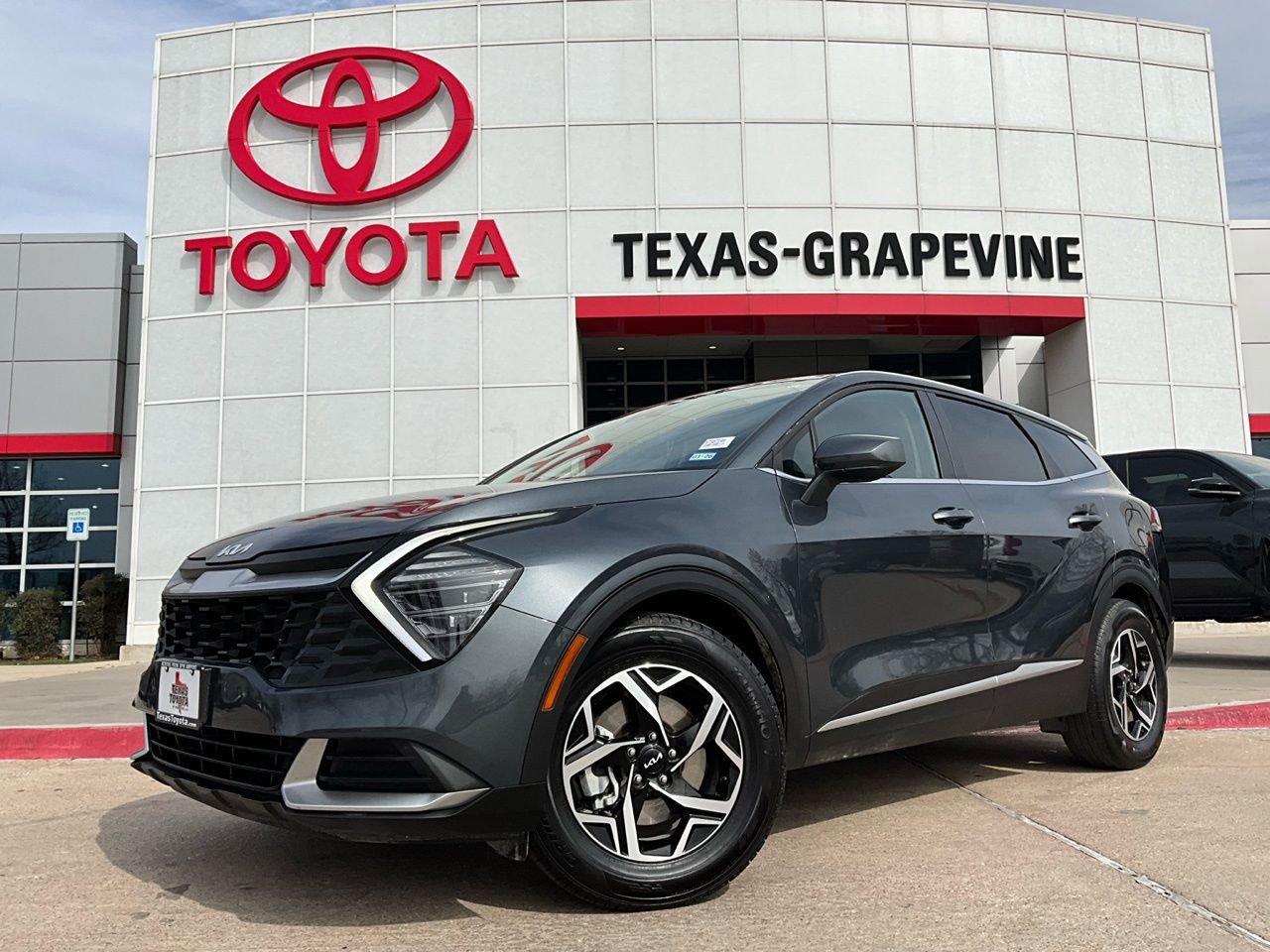 Used 2025 Kia Sportage LX image 2