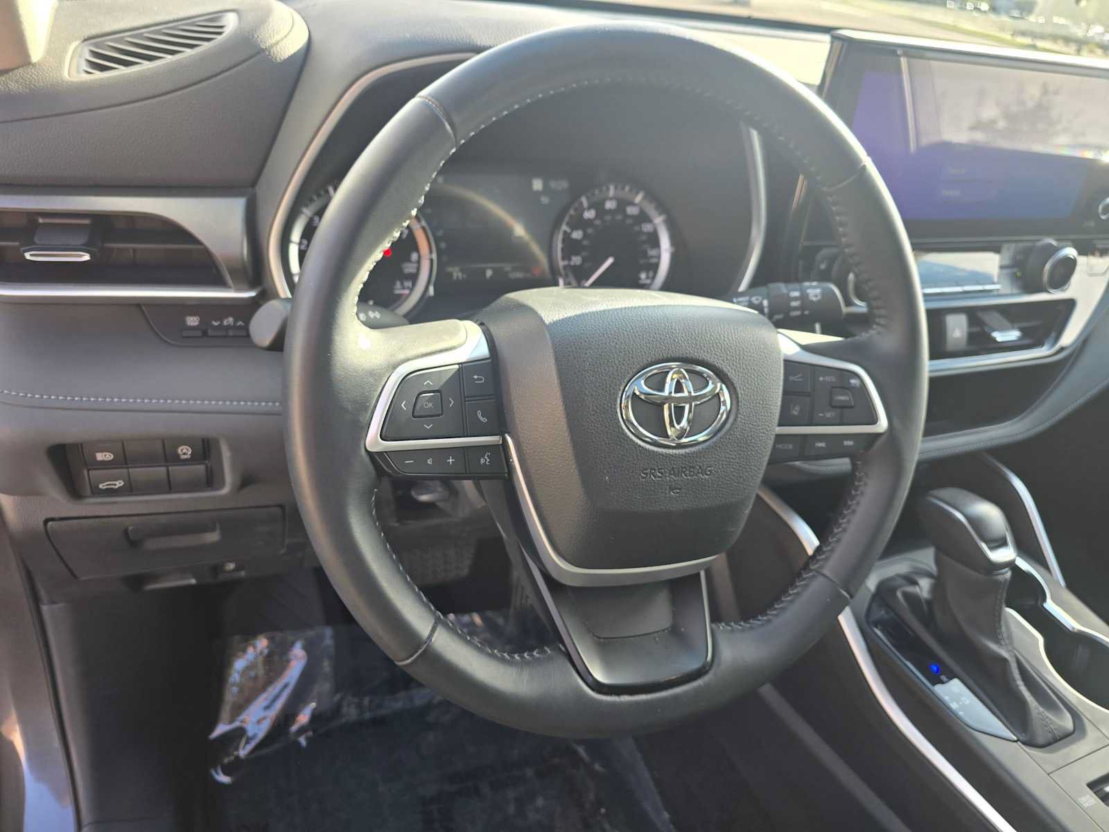 Used 2024 Toyota Highlander XLE AWD/4WD image 25