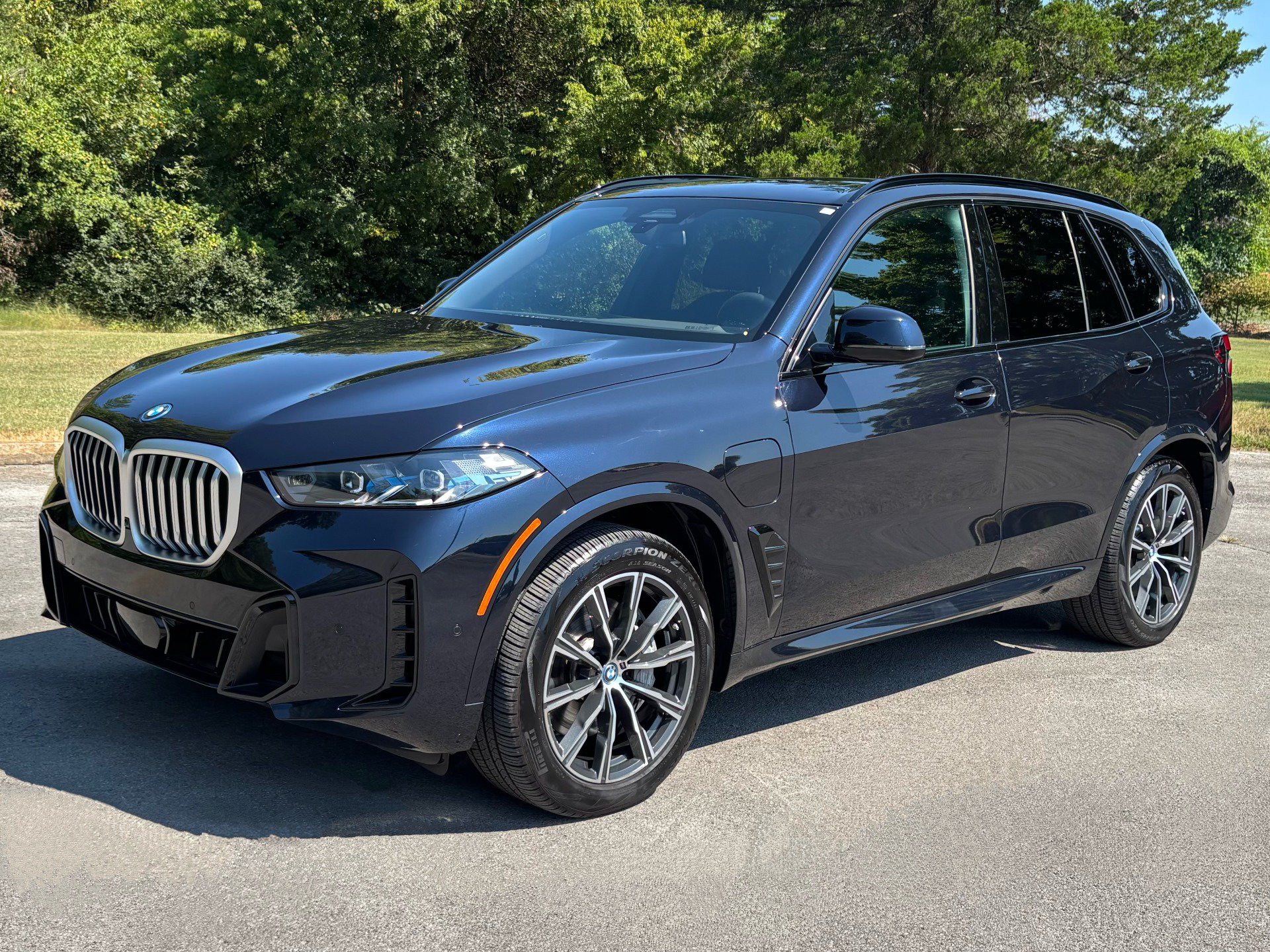 Used 2025 BMW X5 xDrive50e w/ M Sport Package AWD/4WD image 2