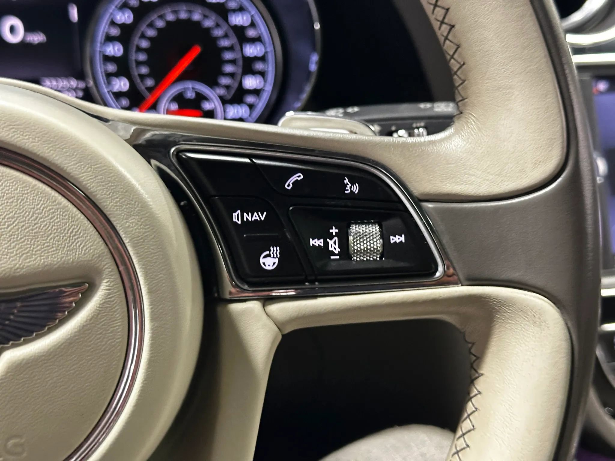 Used 2018 Bentley Bentayga AWD/4WD image 23