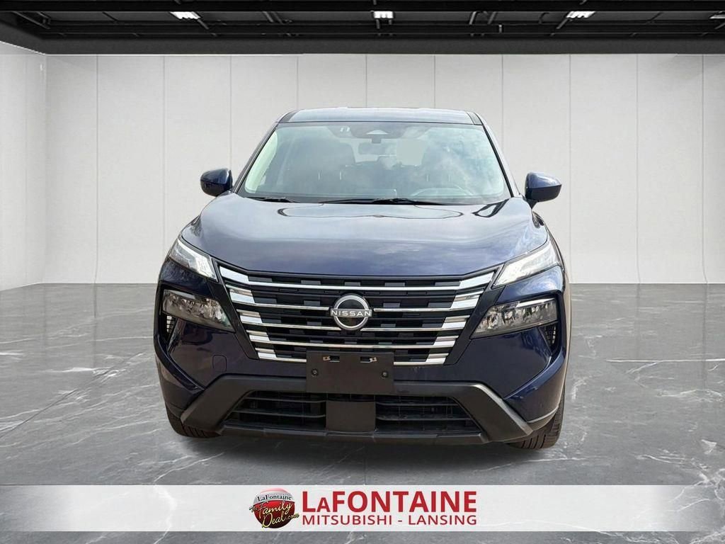 Used 2025 Nissan Rogue SV AWD/4WD image 3