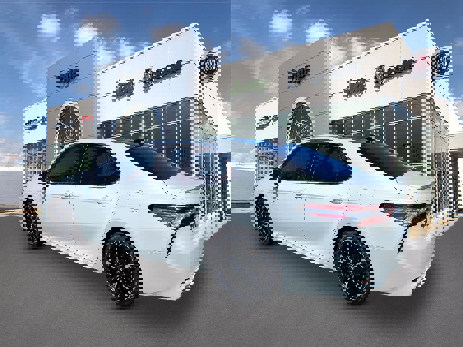 Used 2018 Toyota Camry XSE image 3