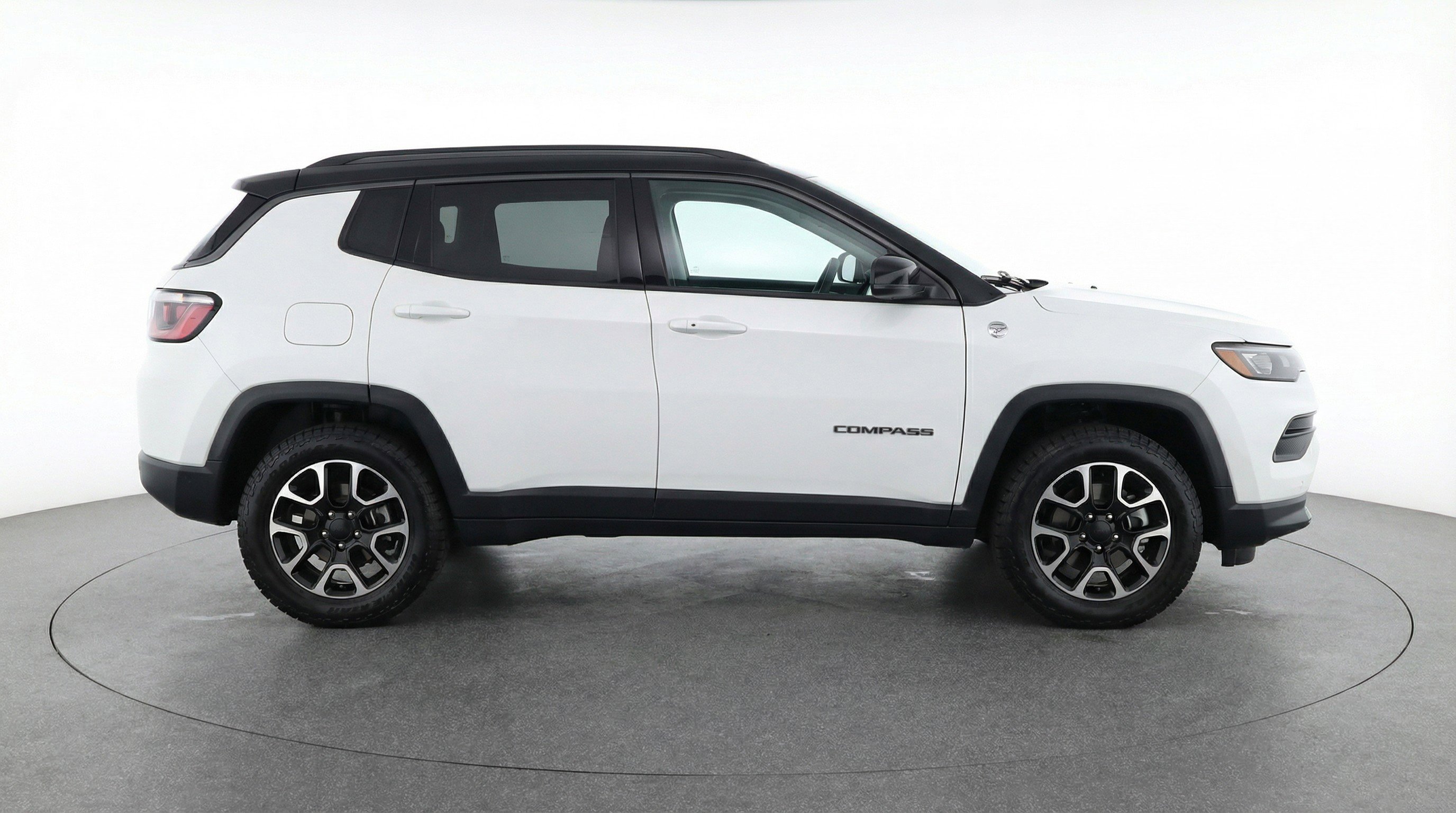 Used 2025 Jeep Compass Trailhawk AWD/4WD image 11