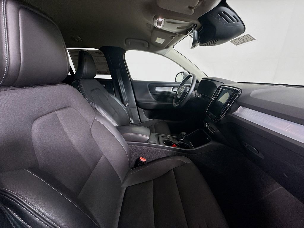 Used 2020 Volvo XC40 T5 Momentum image 28