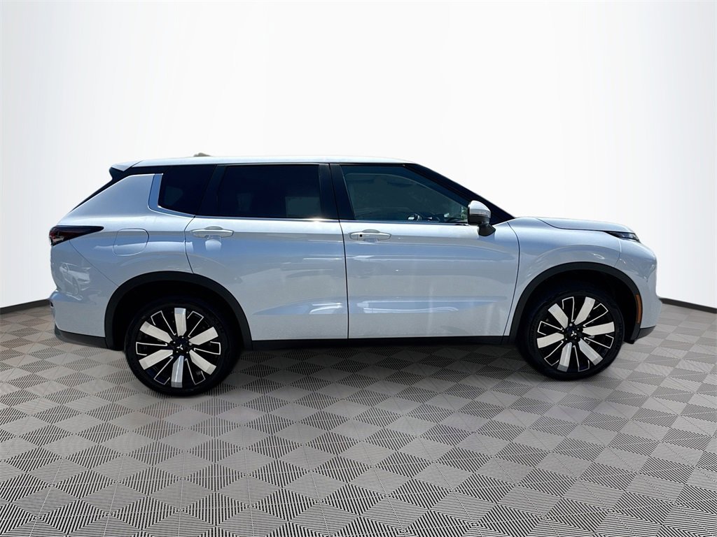New 2025 Mitsubishi Outlander SE image 7