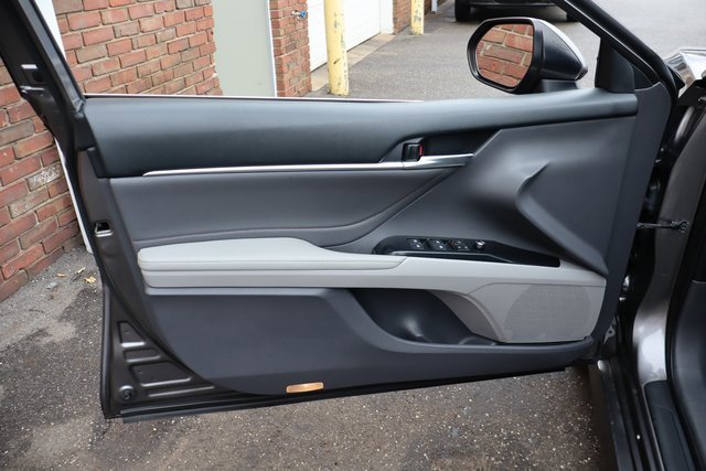Used 2018 Toyota Camry XLE image 6
