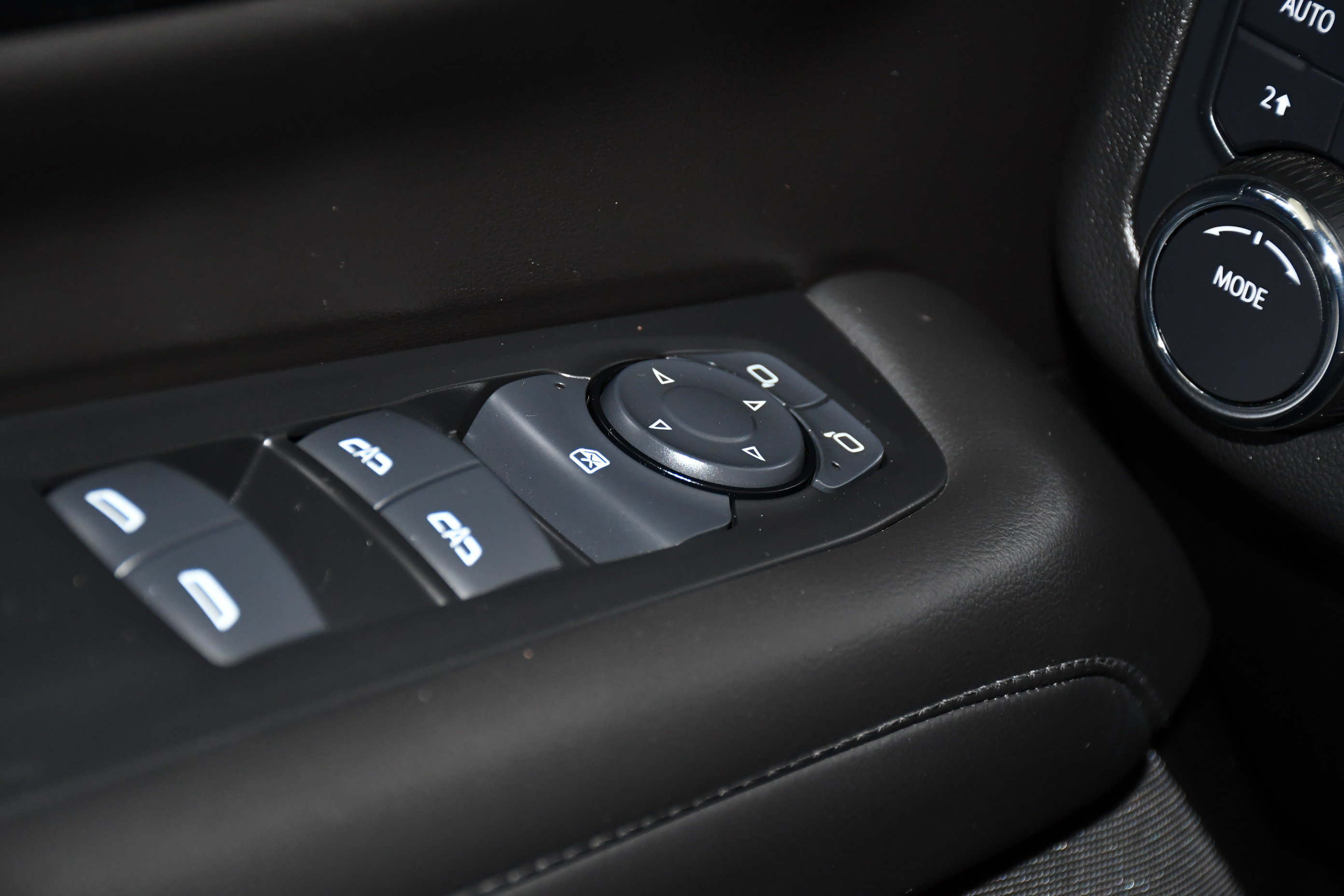 Used 2025 Chevrolet Suburban Z71 image 34