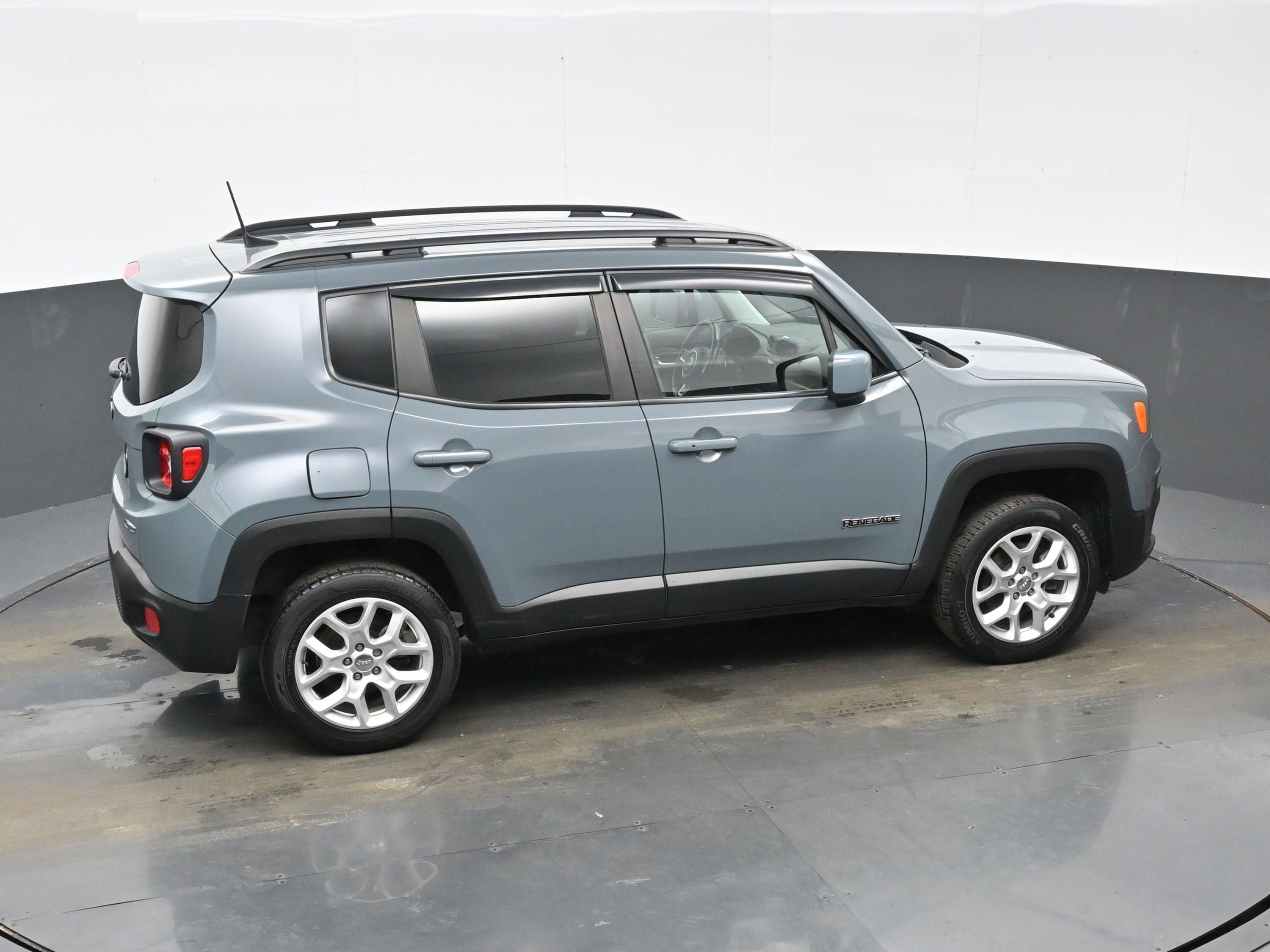 Used 2018 Jeep Renegade Latitude w/ Cold Weather Group image 34