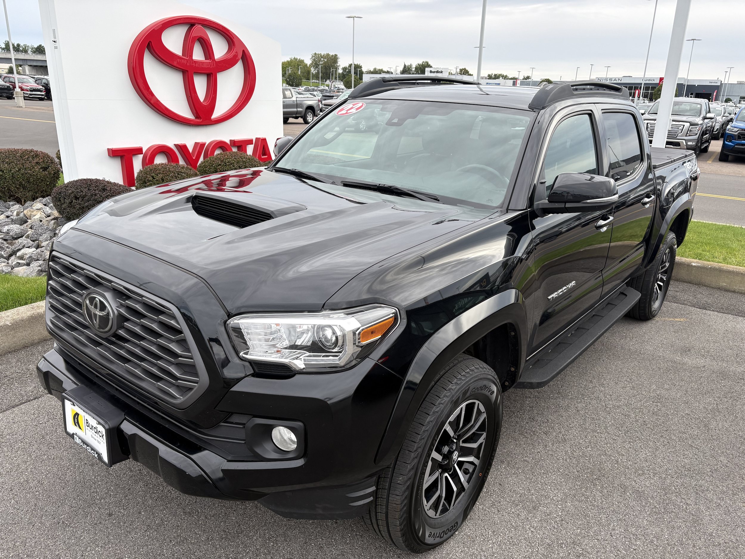 Used 2022 Toyota Tacoma TRD Sport w/ TRD Premium Sport Package AWD/4WD image 1