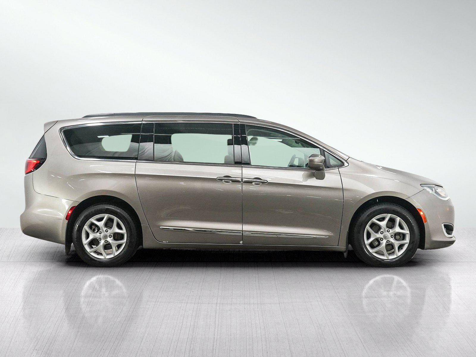 Used 2017 Chrysler Pacifica Touring-L w/ Tire & Wheel Group FWD image 6