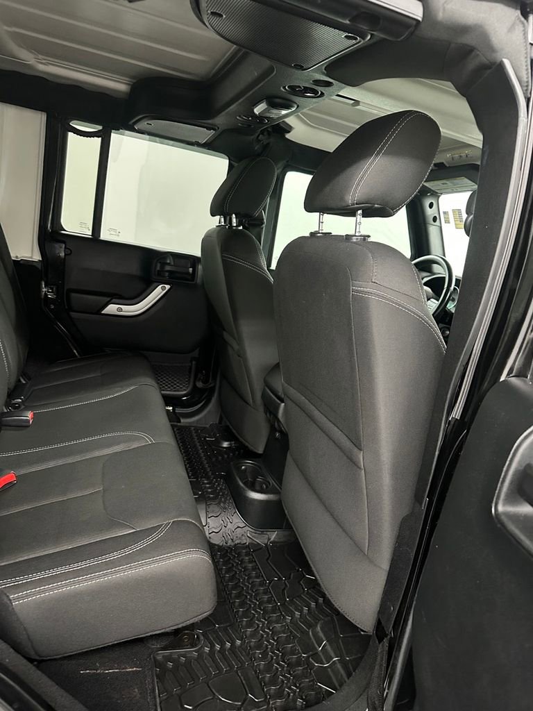 Used 2017 Jeep Wrangler Unlimited Sahara w/ Connectivity Group image 33