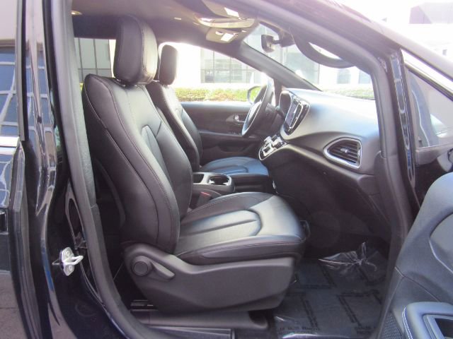 Used 2025 Chrysler Pacifica Select image 21