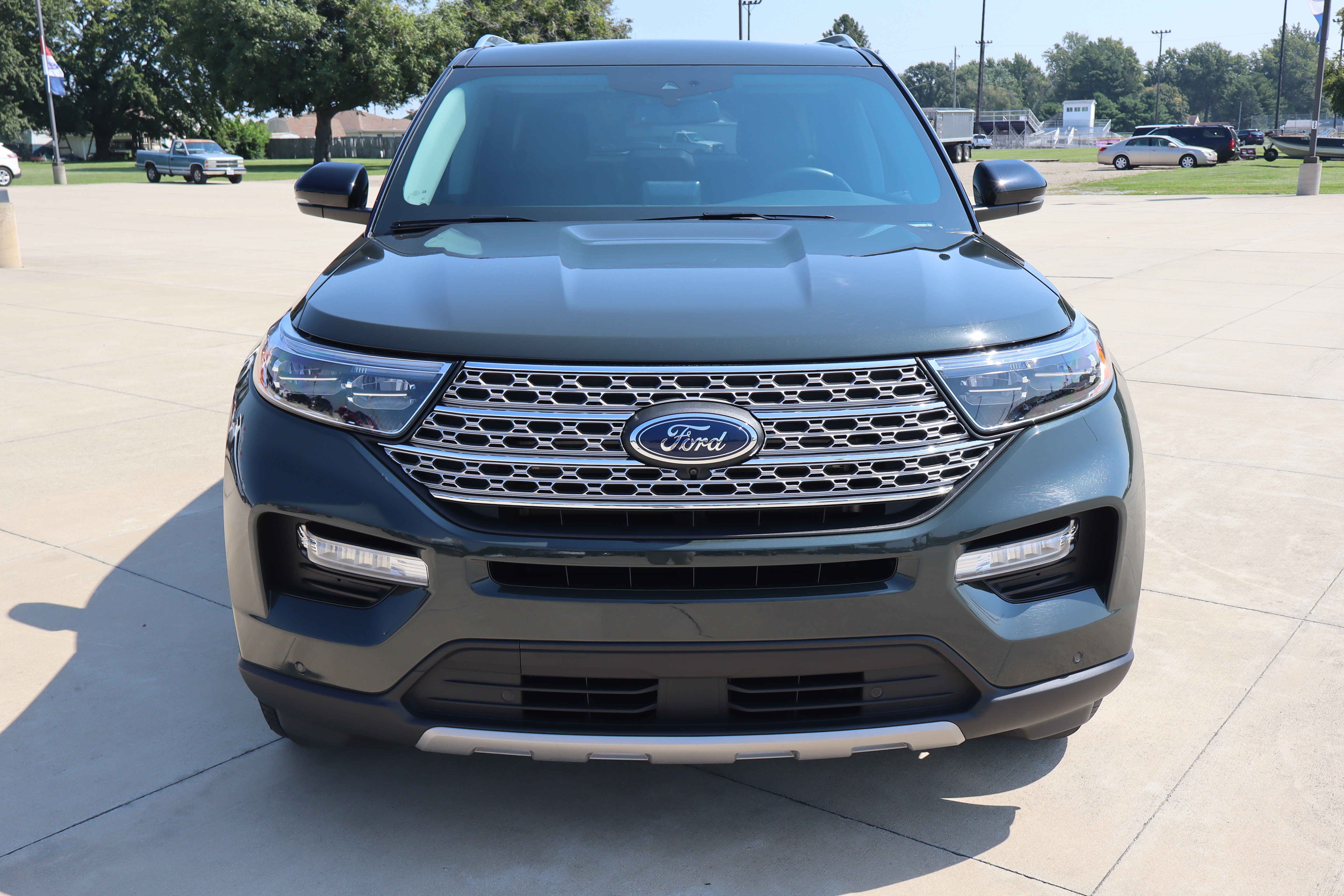 Used 2024 Ford Explorer Limited w/ Limited Technology Package AWD/4WD image 2