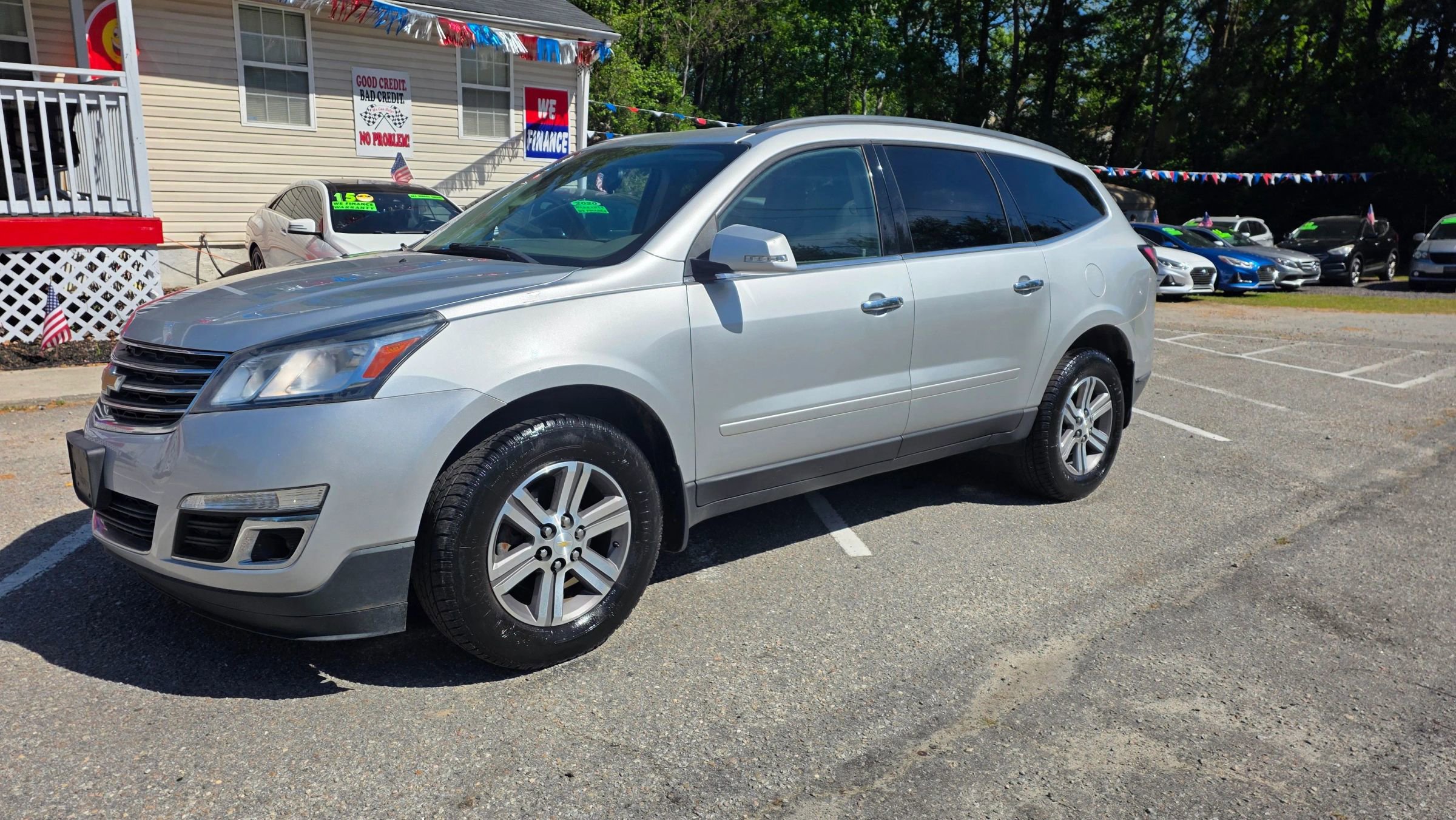 Used 2017 Chevrolet Traverse LT FWD image 2