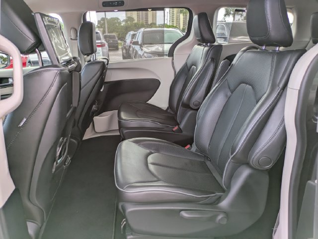 Used 2018 Chrysler Pacifica Limited w/ Advanced Safetytec Group FWD image 12