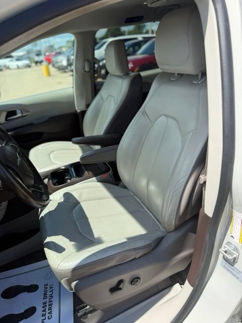 Used 2017 Chrysler Pacifica Touring-L FWD image 9