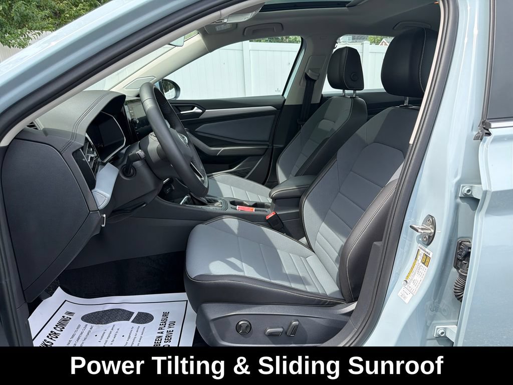 Used 2025 Volkswagen Jetta SE w/ Sunroof Package FWD image 11