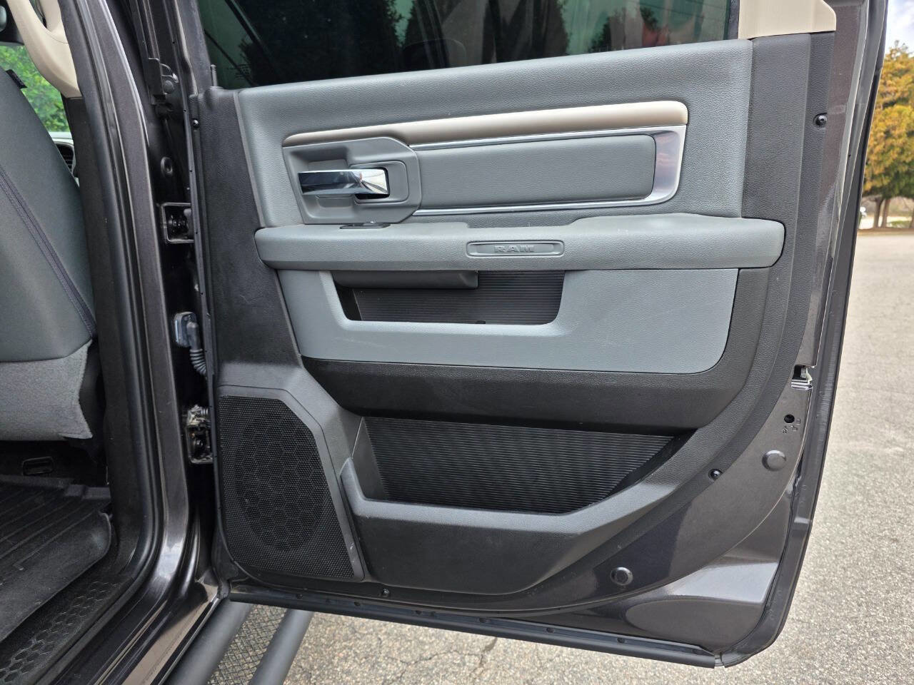 Used 2018 RAM 2500 SLT w/ Luxury Group image 29