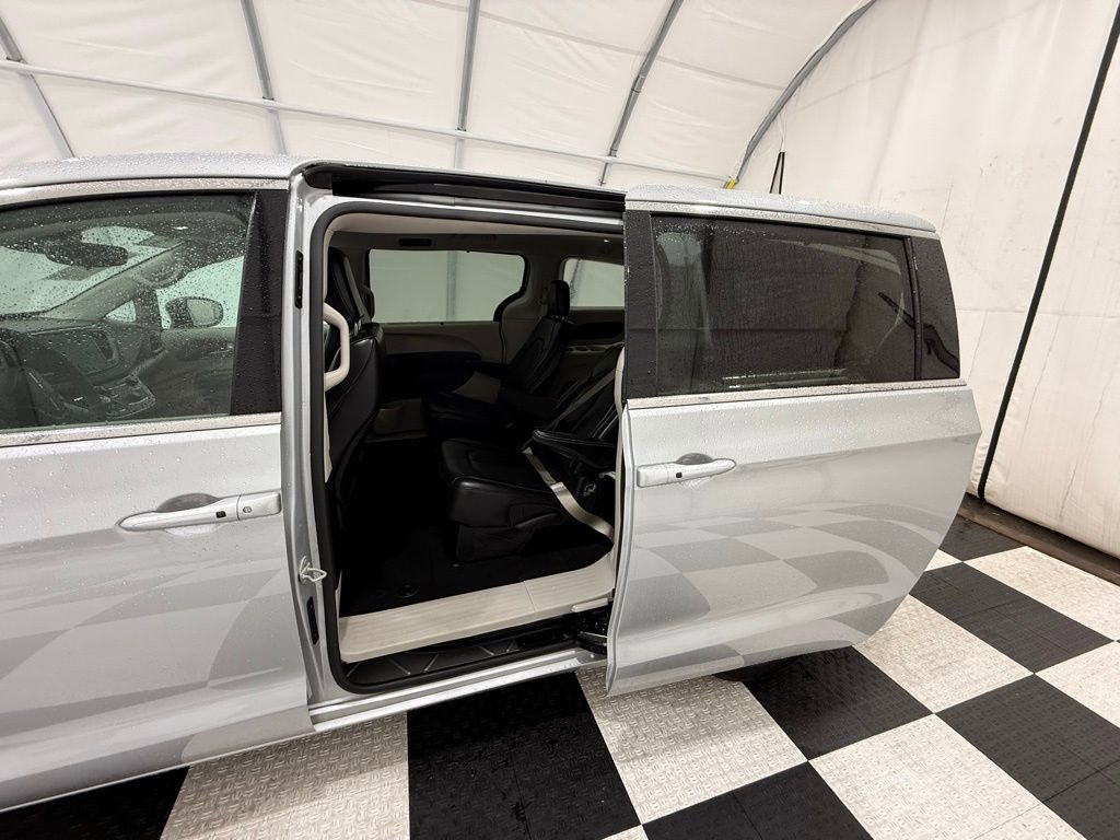 Used 2024 Chrysler Pacifica Touring-L image 17