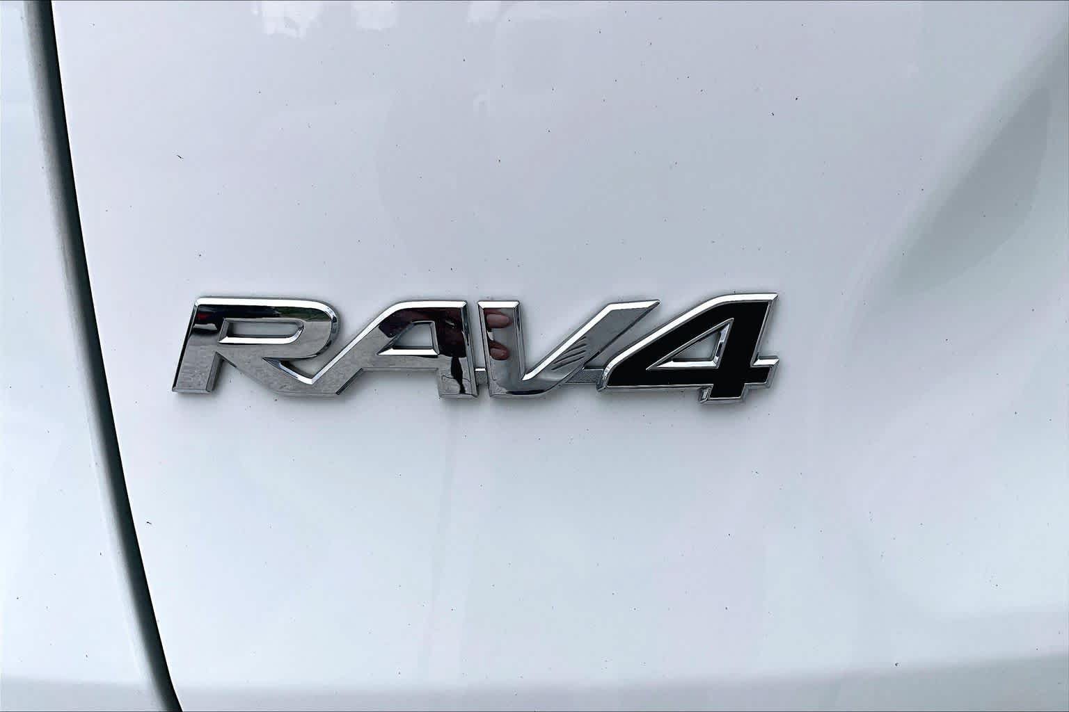 Used 2021 Toyota RAV4 LE AWD/4WD image 10