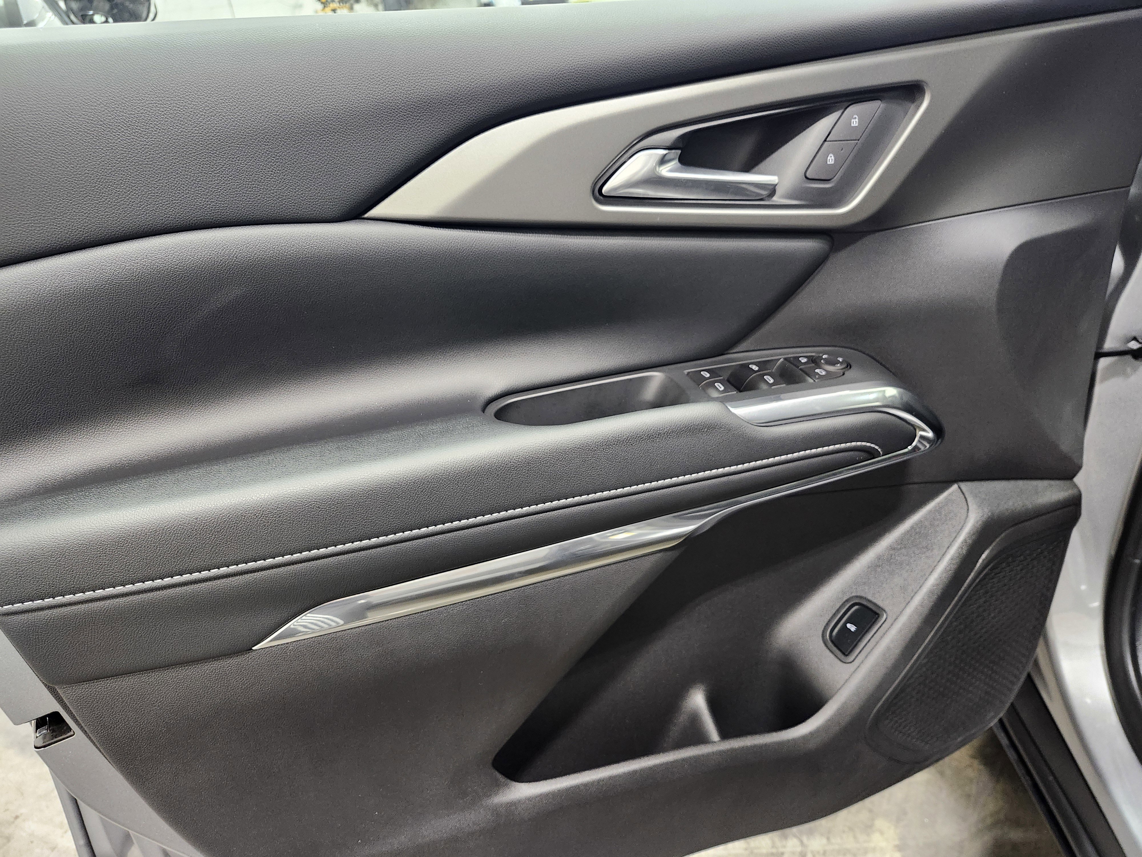 Used 2025 Chevrolet Traverse LT w/ Driver Confidence Package image 19