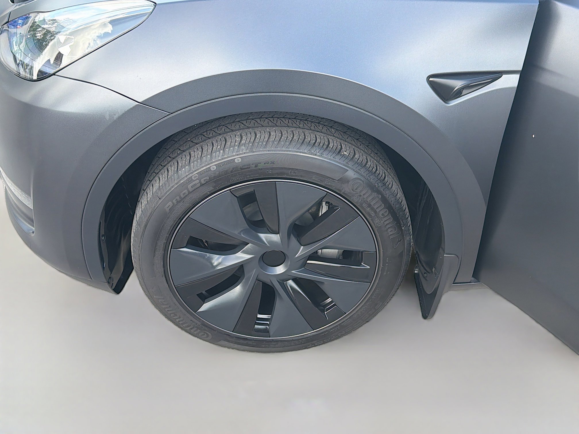 Used 2025 Tesla Model Y Long Range AWD/4WD image 35