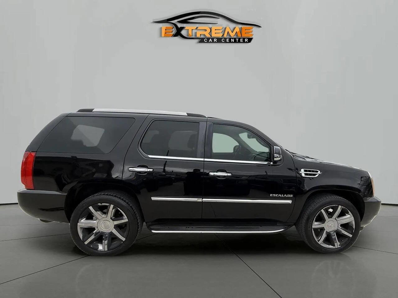 Used 2011 Cadillac Escalade Luxury AWD/4WD image 7