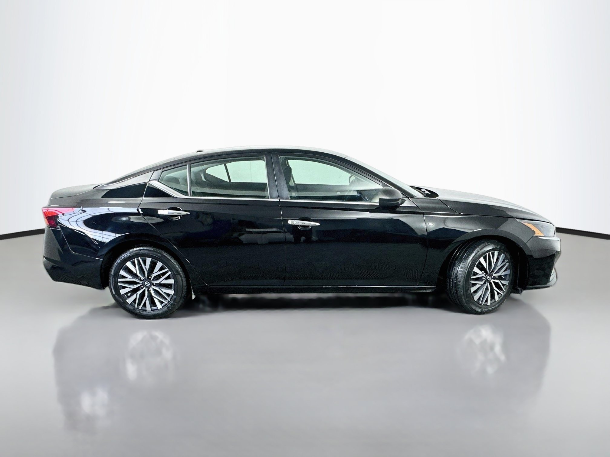 Used 2025 Nissan Altima 2.5 SV FWD image 8