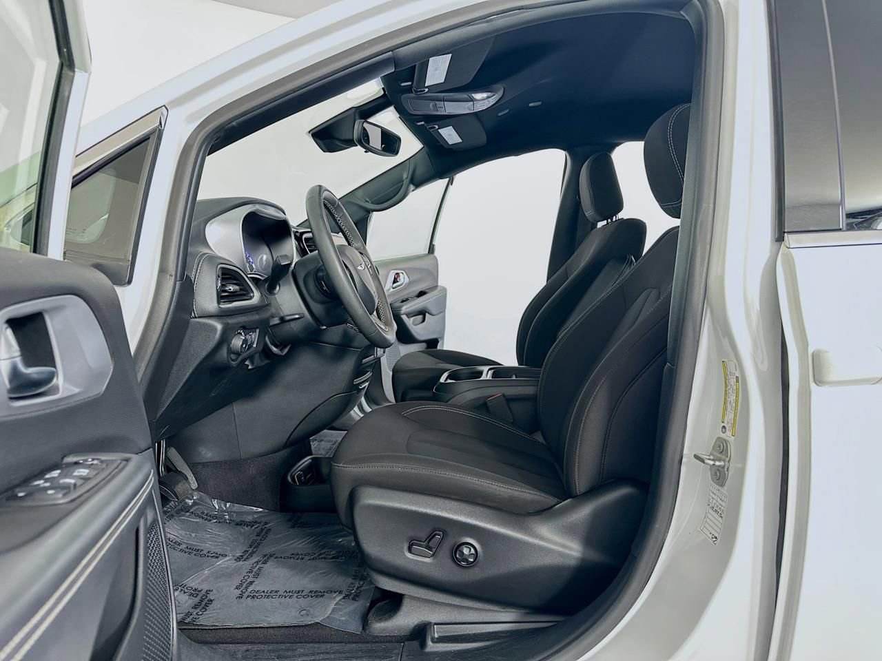 Used 2023 Chrysler Pacifica Touring image 17