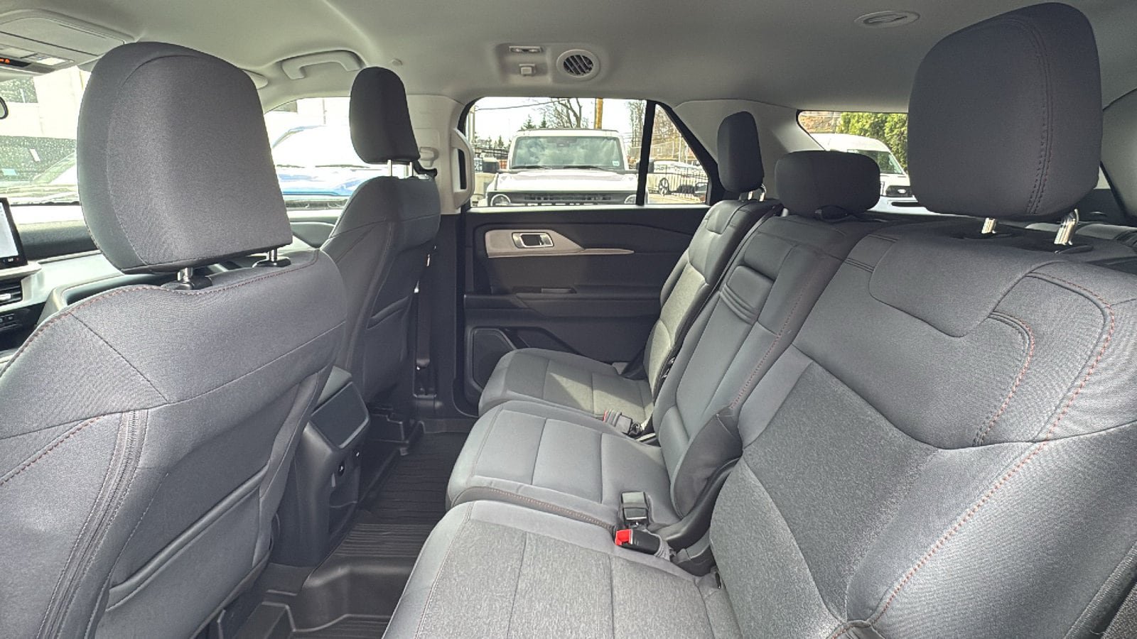Used 2025 Ford Explorer Active AWD/4WD image 28