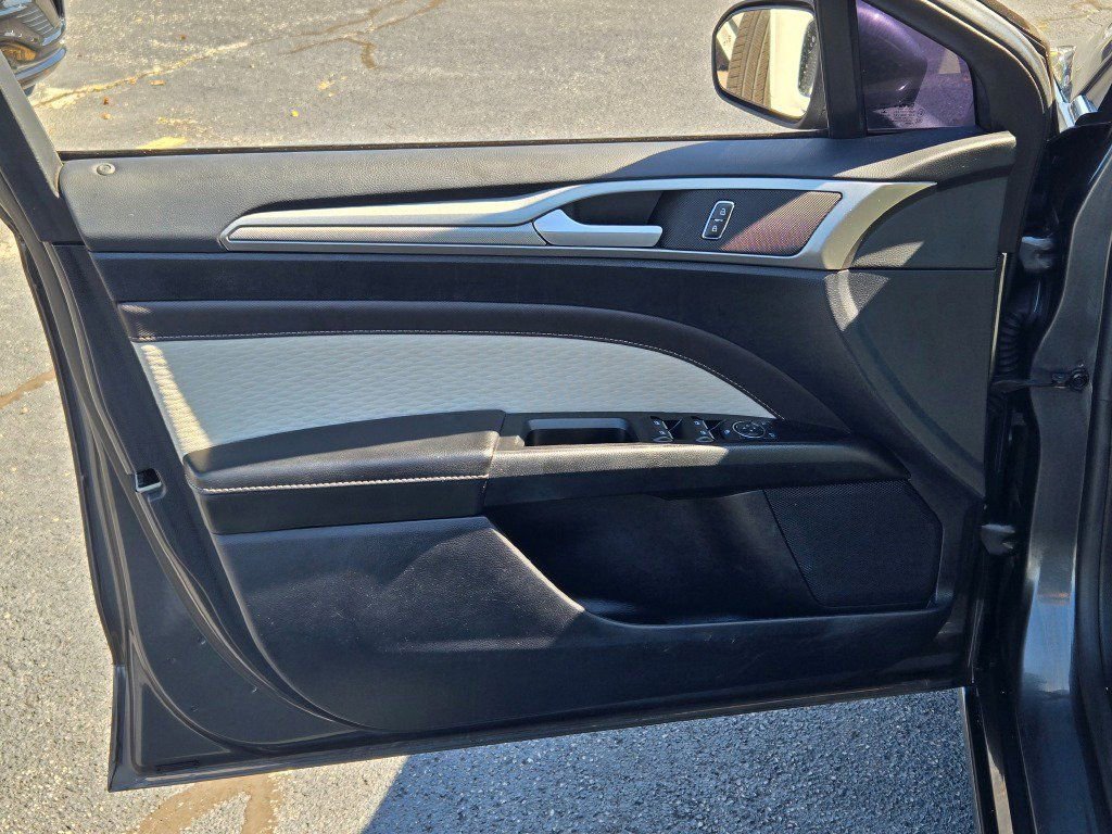 Used 2020 Ford Fusion SE w/ Equipment Group 151A image 16