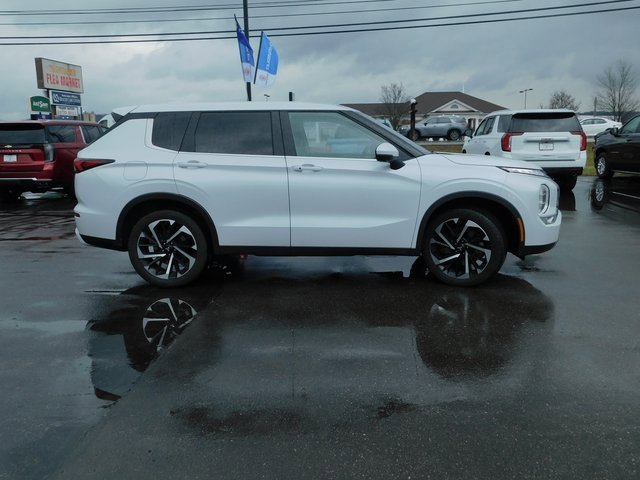 Used 2024 Mitsubishi Outlander SE image 6