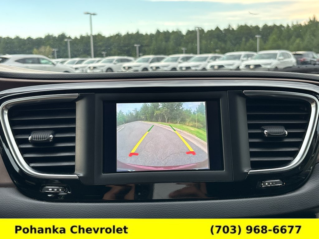 Used 2018 Chrysler Pacifica Touring-L w/ Tire & Wheel Group FWD image 17