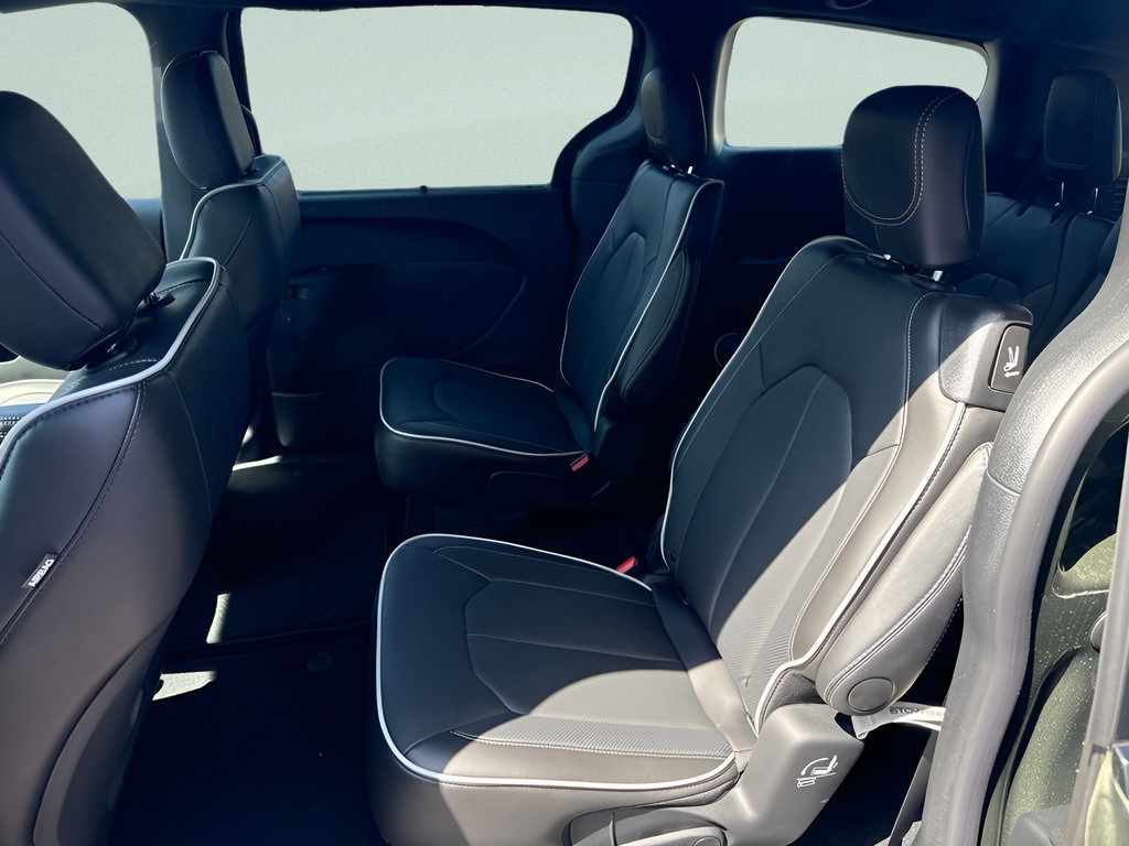 New 2027 Chrysler Pacifica Limited AWD/4WD image 10