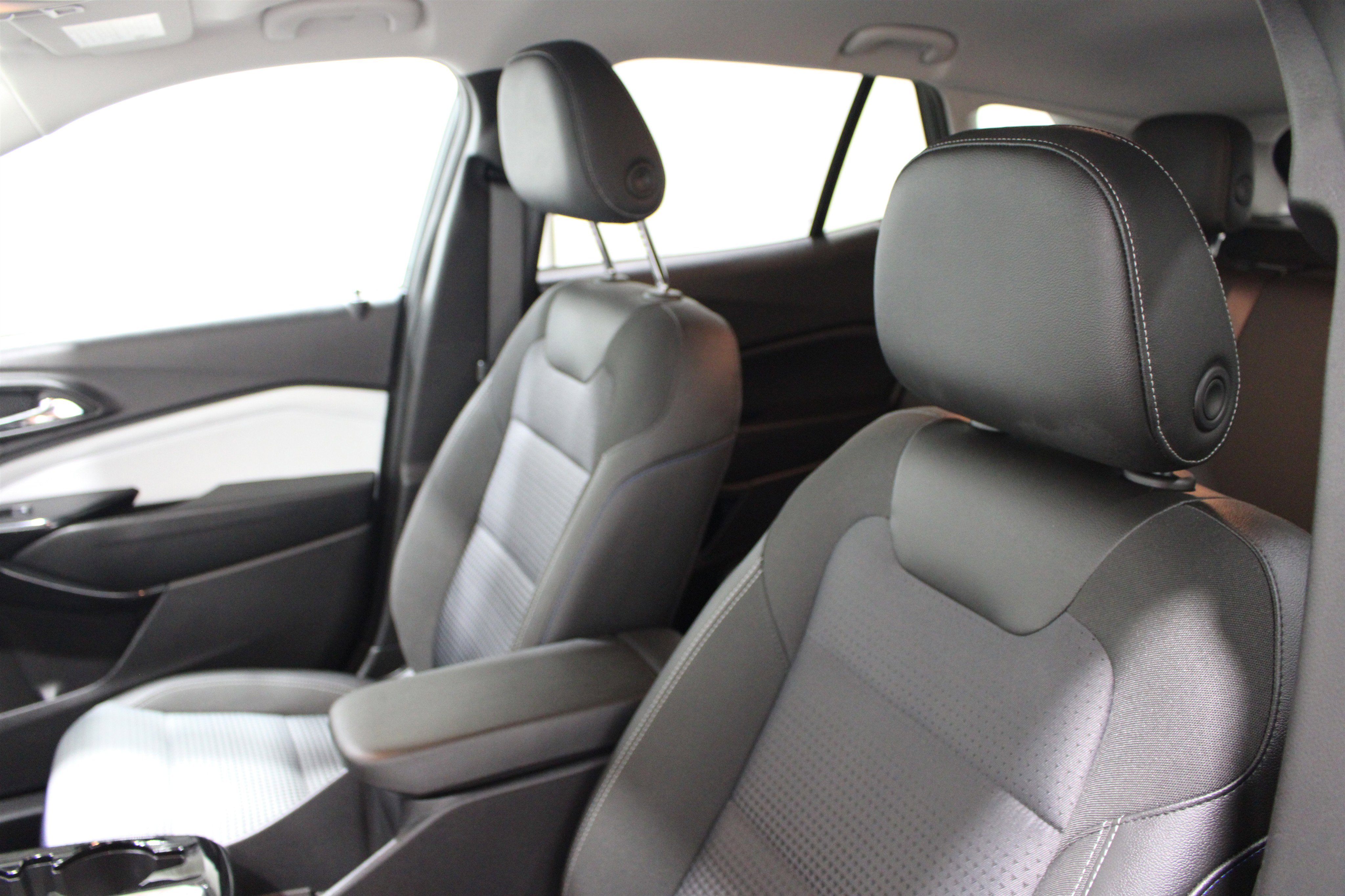 Used 2025 Chevrolet Trax LT w/ LT Convenience Package FWD image 4