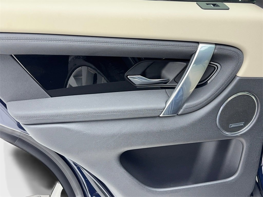 Used 2023 Land Rover Discovery Sport SE image 45