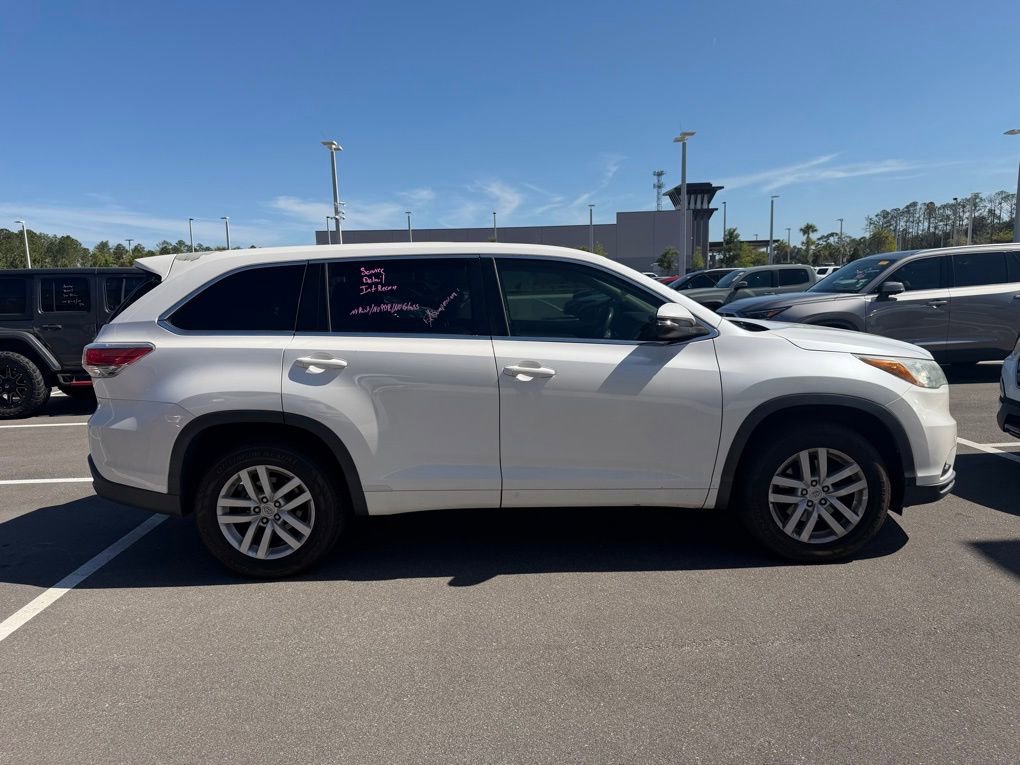 Used 2015 Toyota Highlander LE FWD image 2