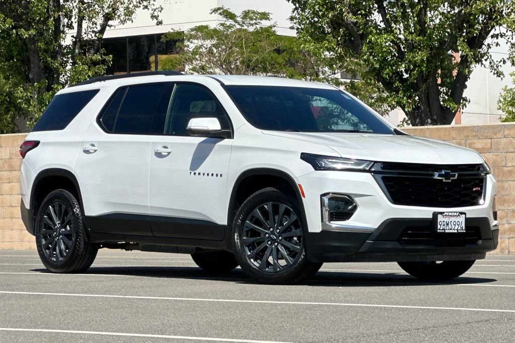 Used 2022 Chevrolet Traverse RS FWD image 2
